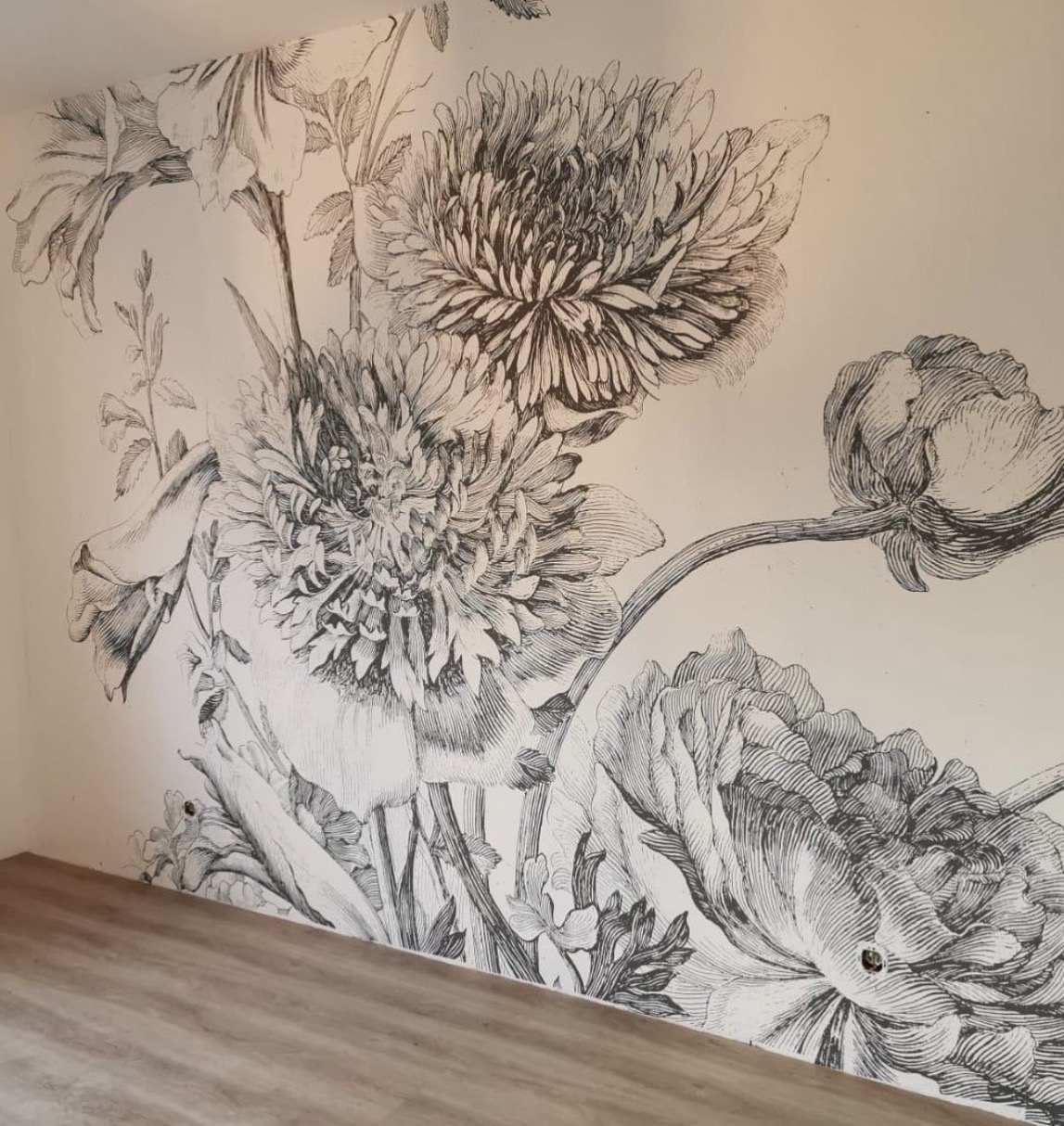 Wandbild mit großen Blumen in Schwarz-Weiß als kreative Wandgestaltung