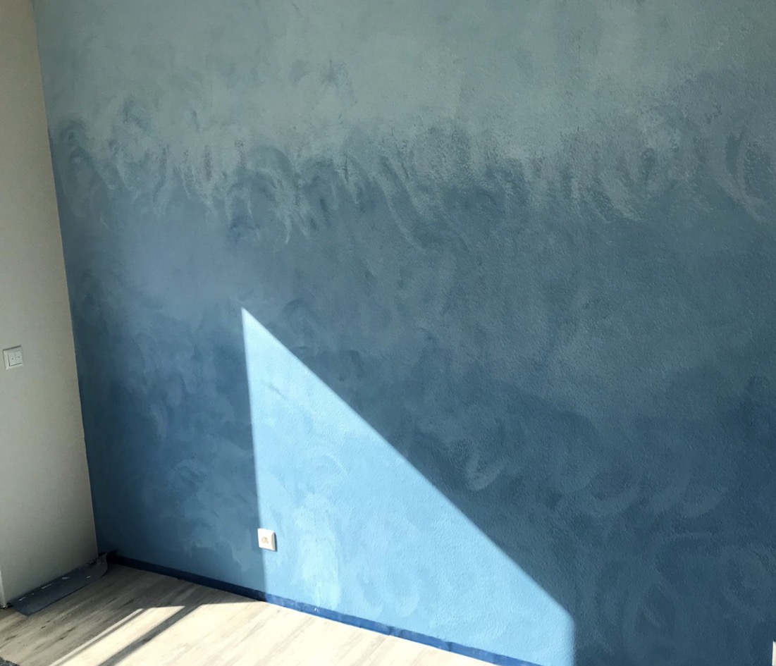 Kreative Wandgestaltung in Blau mit Wischtechnik und Spachteloptik