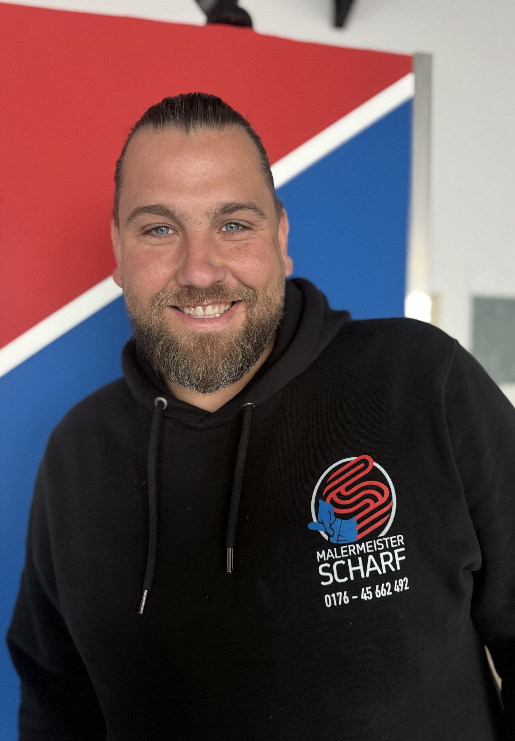Malermeister Fabian Scharf aus Hildesheim im Firmen-Hoodie